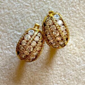 Sterling Silver Huggie Earrings, simulated diamond (CZ). Gold plated. 🍓